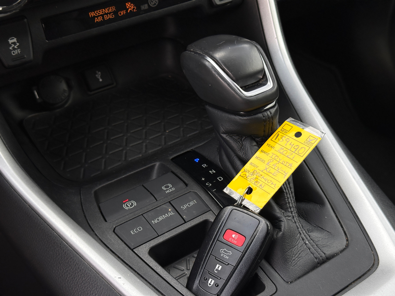 Toyota RAV4 XLE Premium FWD (Natl) 2021