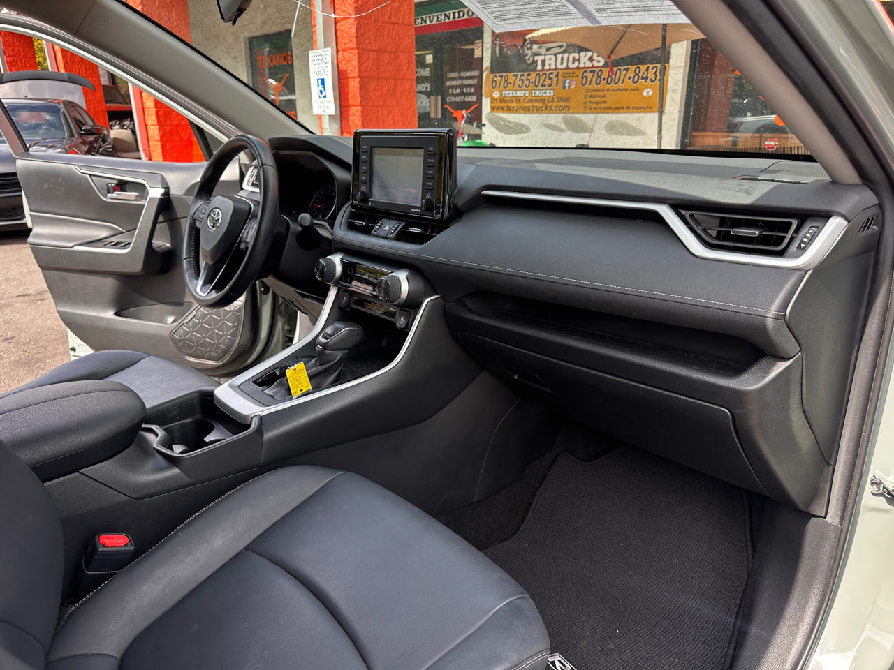 Toyota RAV4 XLE Premium FWD (Natl) 2021