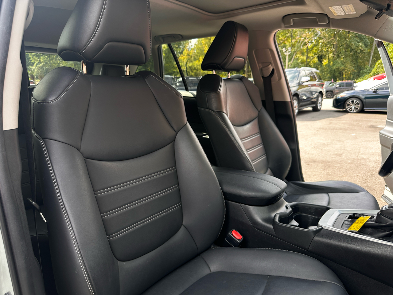 Toyota RAV4 XLE Premium FWD (Natl) 2021