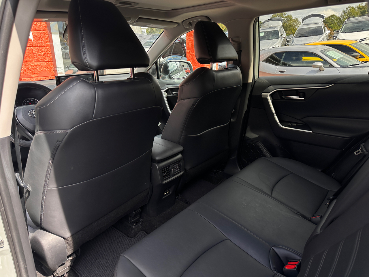 Toyota RAV4 XLE Premium FWD (Natl) 2021