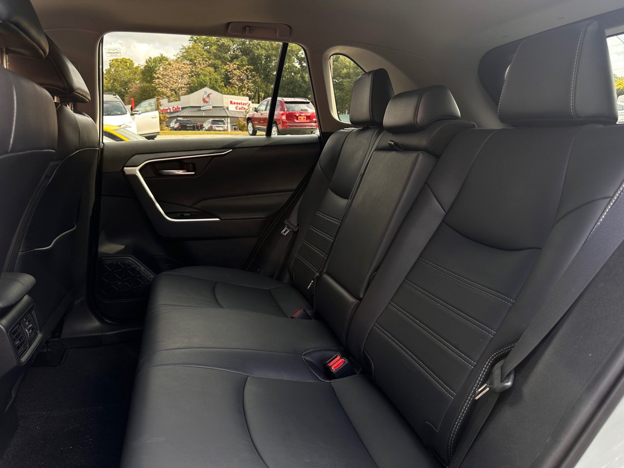 Toyota RAV4 XLE Premium FWD (Natl) 2021