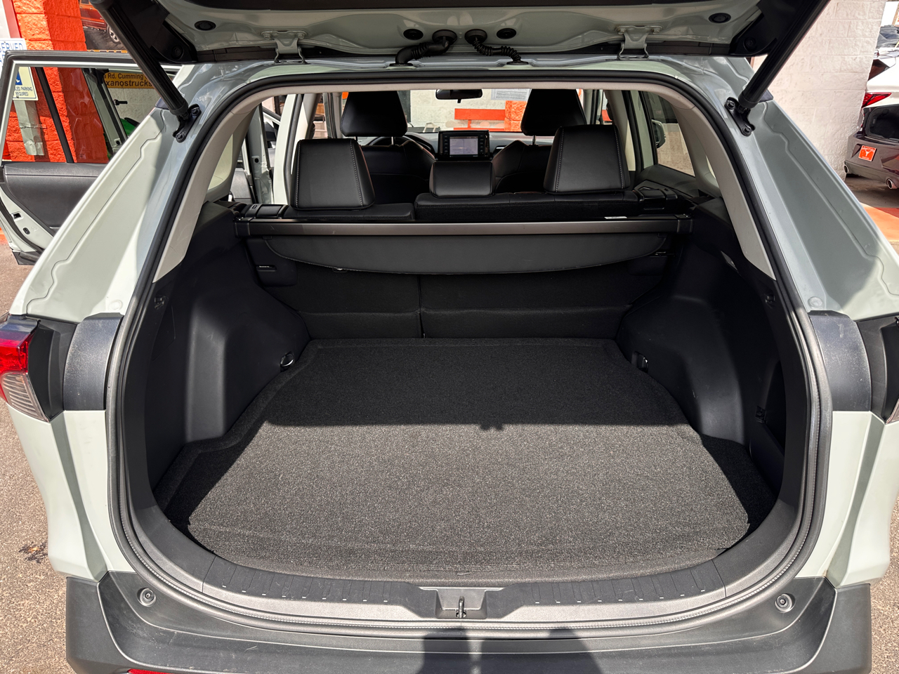 Toyota RAV4 XLE Premium FWD (Natl) 2021