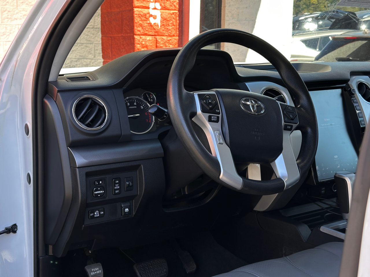 Toyota Tundra 2WD Truck CrewMax 5.7L V8 6-Spd AT SR5 (Natl) 2014