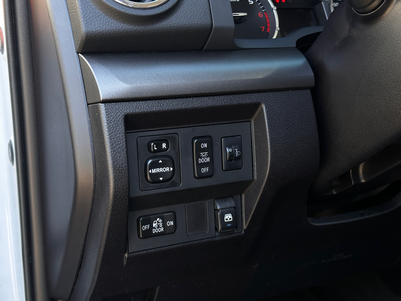 Toyota Tundra 2WD Truck CrewMax 5.7L V8 6-Spd AT SR5 (Natl) 2014