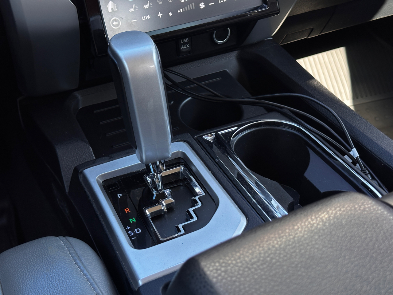 Toyota Tundra 2WD Truck CrewMax 5.7L V8 6-Spd AT SR5 (Natl) 2014