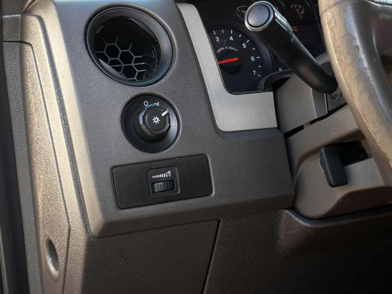 Ford F-150 2WD Reg Cab 145" XLT w/Mid-Box Prep 2010