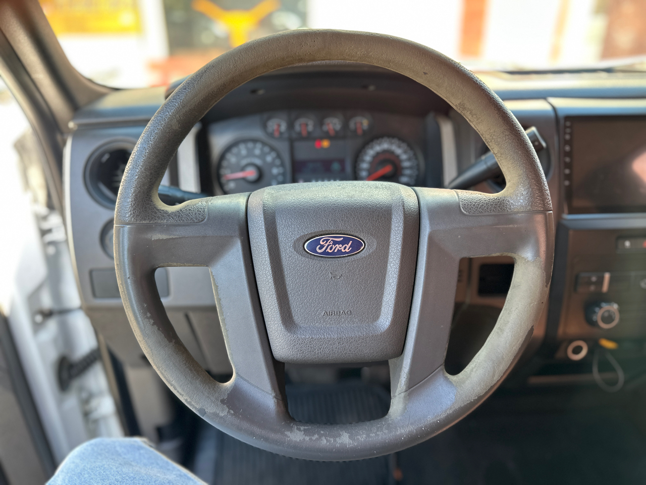 Ford F-150 2WD Reg Cab 145" XLT w/Mid-Box Prep 2010