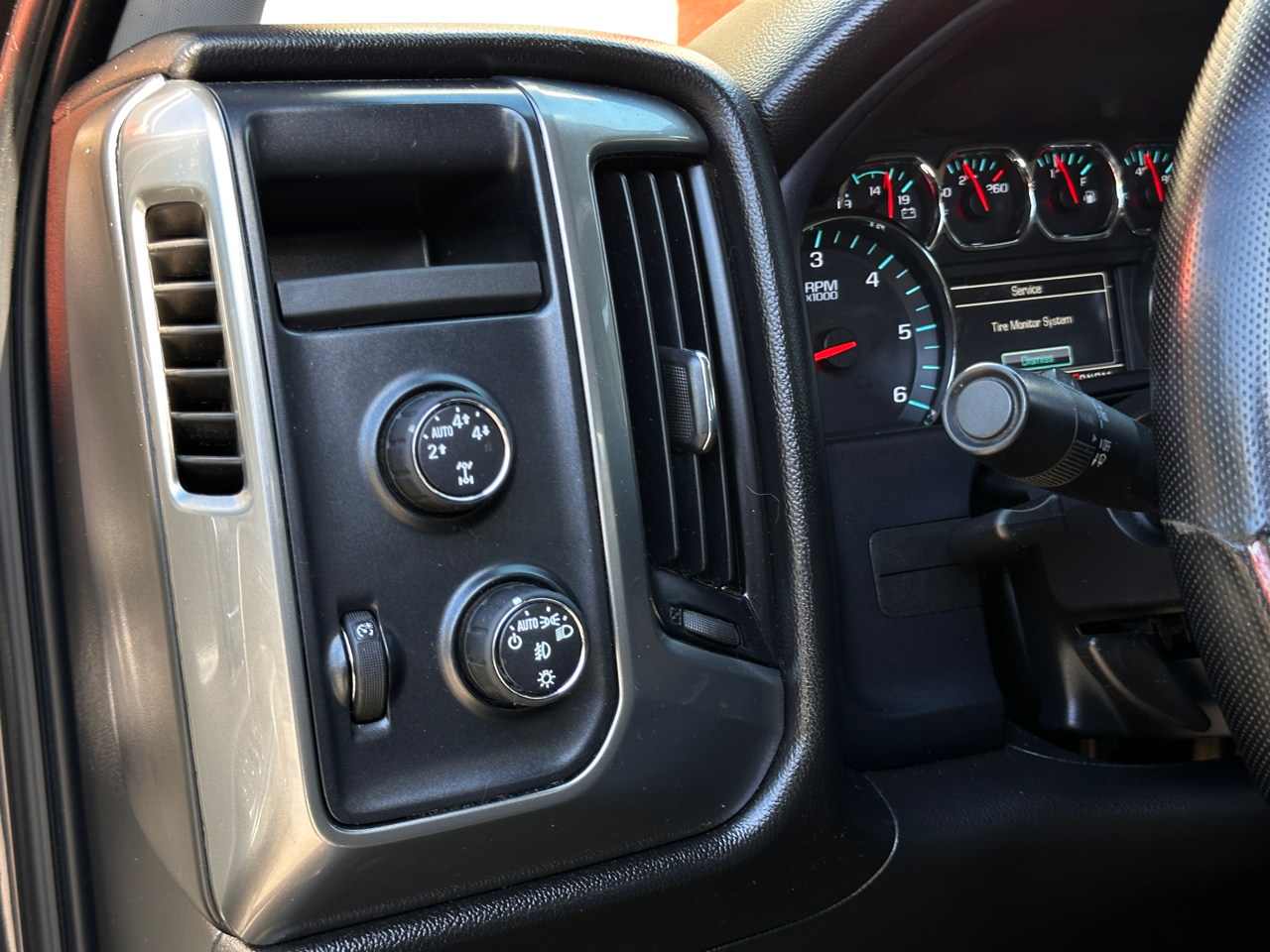 Chevrolet Silverado 1500 4WD Crew Cab 143.5" LT w/1LT 2015