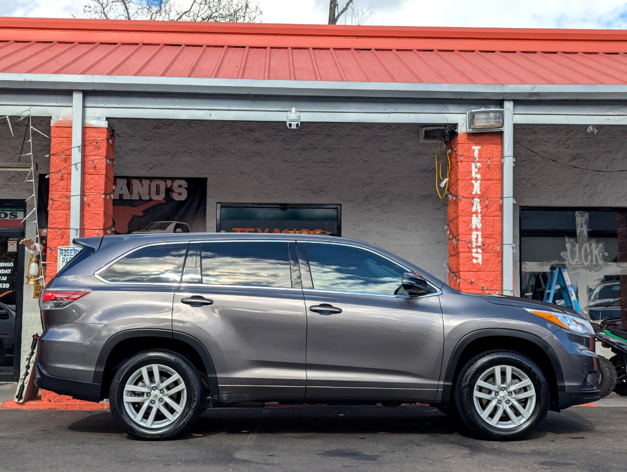 Toyota Highlander FWD 4dr V6 LE (Natl) 2015