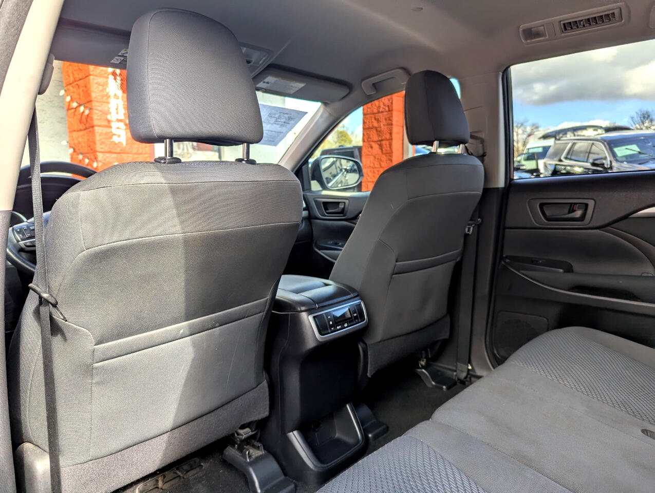 Toyota Highlander FWD 4dr V6 LE (Natl) 2015