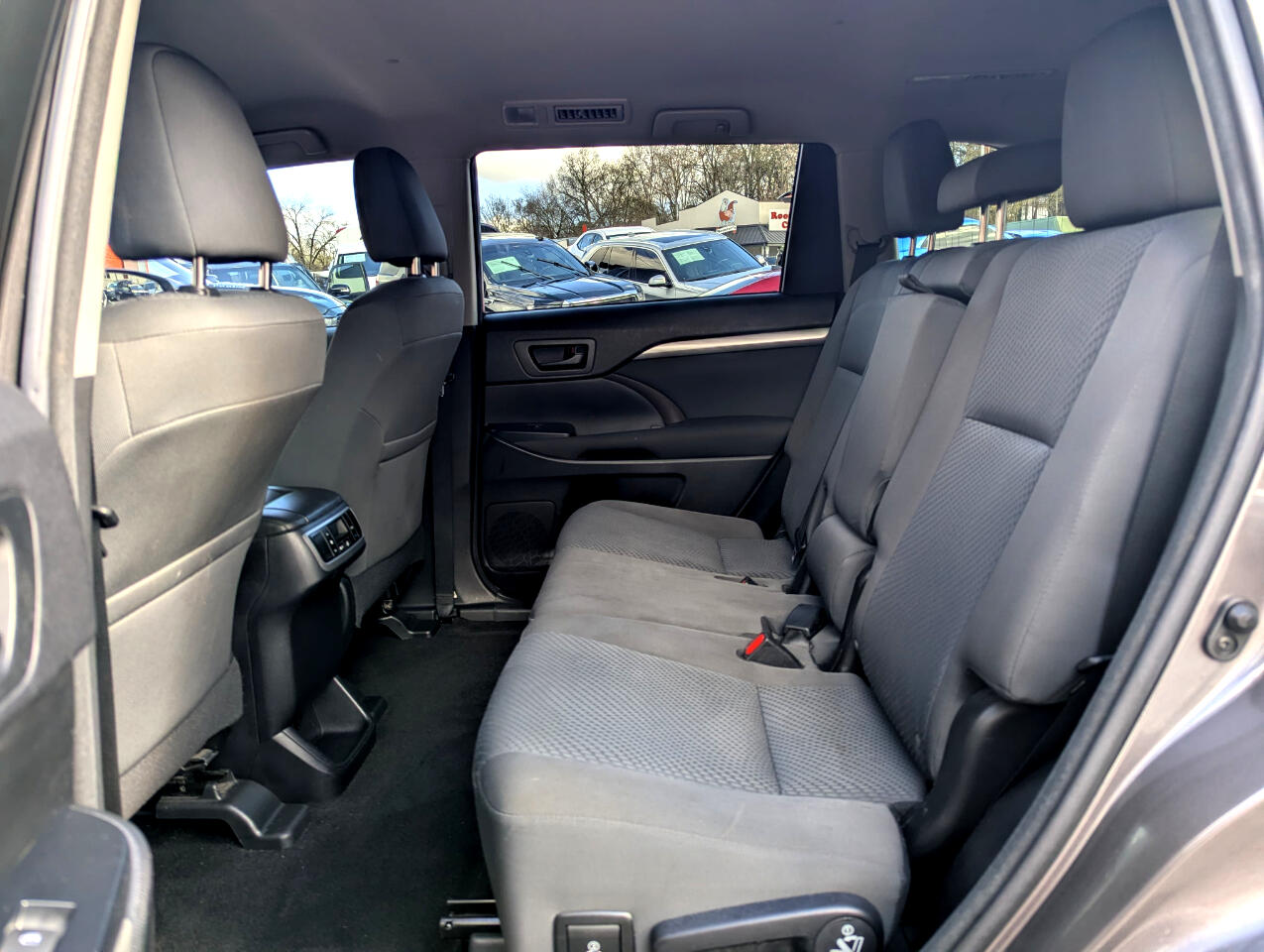 Toyota Highlander FWD 4dr V6 LE (Natl) 2015