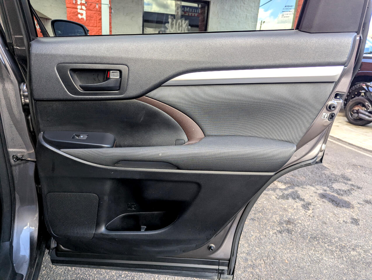 Toyota Highlander FWD 4dr V6 LE (Natl) 2015