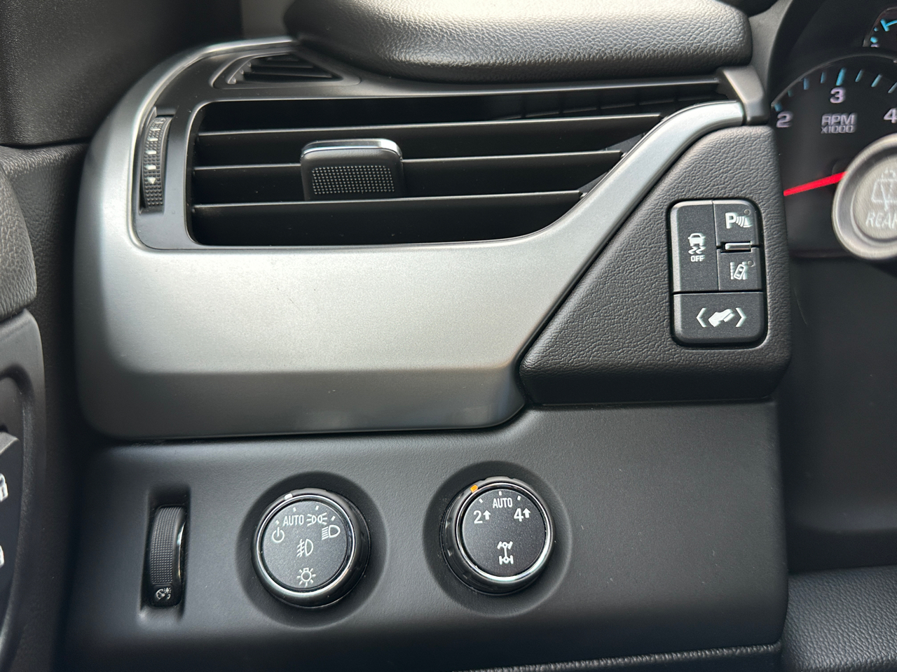 Chevrolet Suburban 4WD 4dr LT 2015