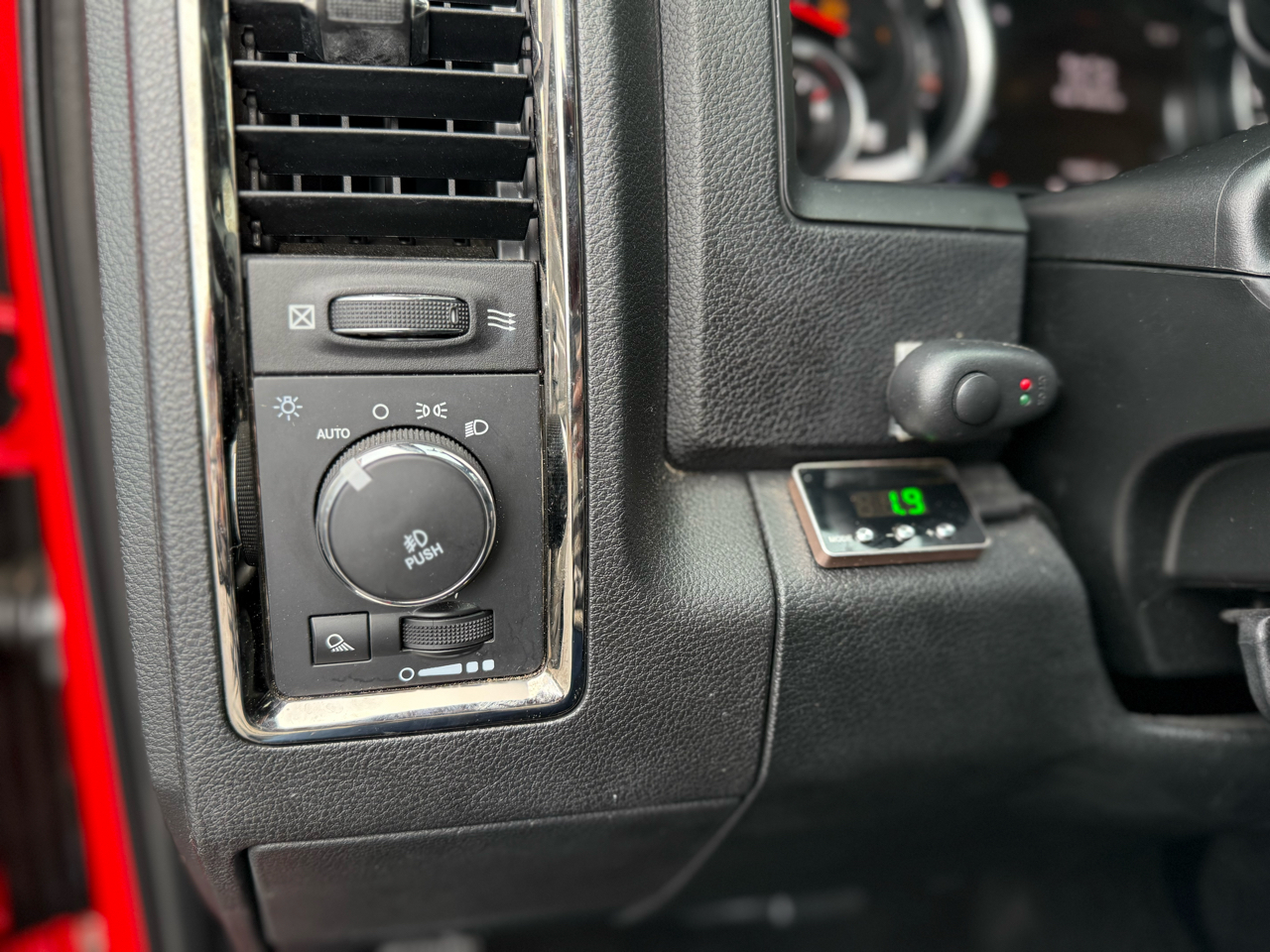 RAM 1500 4WD Crew Cab 140.5" Sport 2015