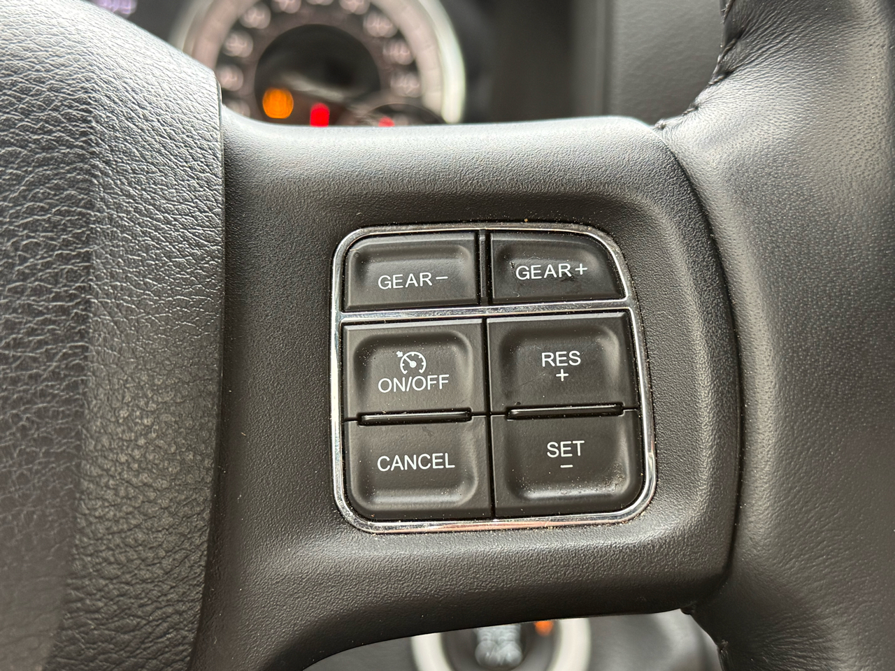 RAM 1500 4WD Crew Cab 140.5" Sport 2015