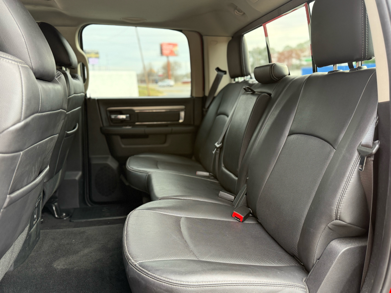 RAM 1500 4WD Crew Cab 140.5" Sport 2015