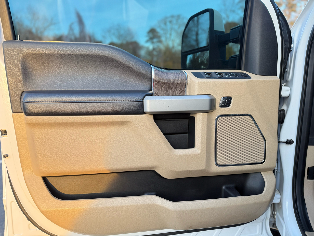 Ford Super Duty F-350 DRW LARIAT 4WD SuperCab 8' Box 2017