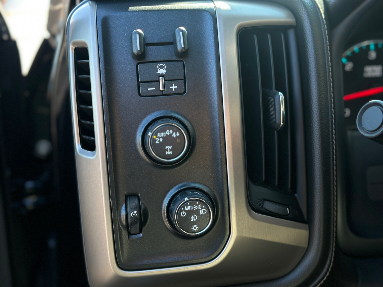 GMC Sierra 1500 4WD Crew Cab 143.5" Denali 2018