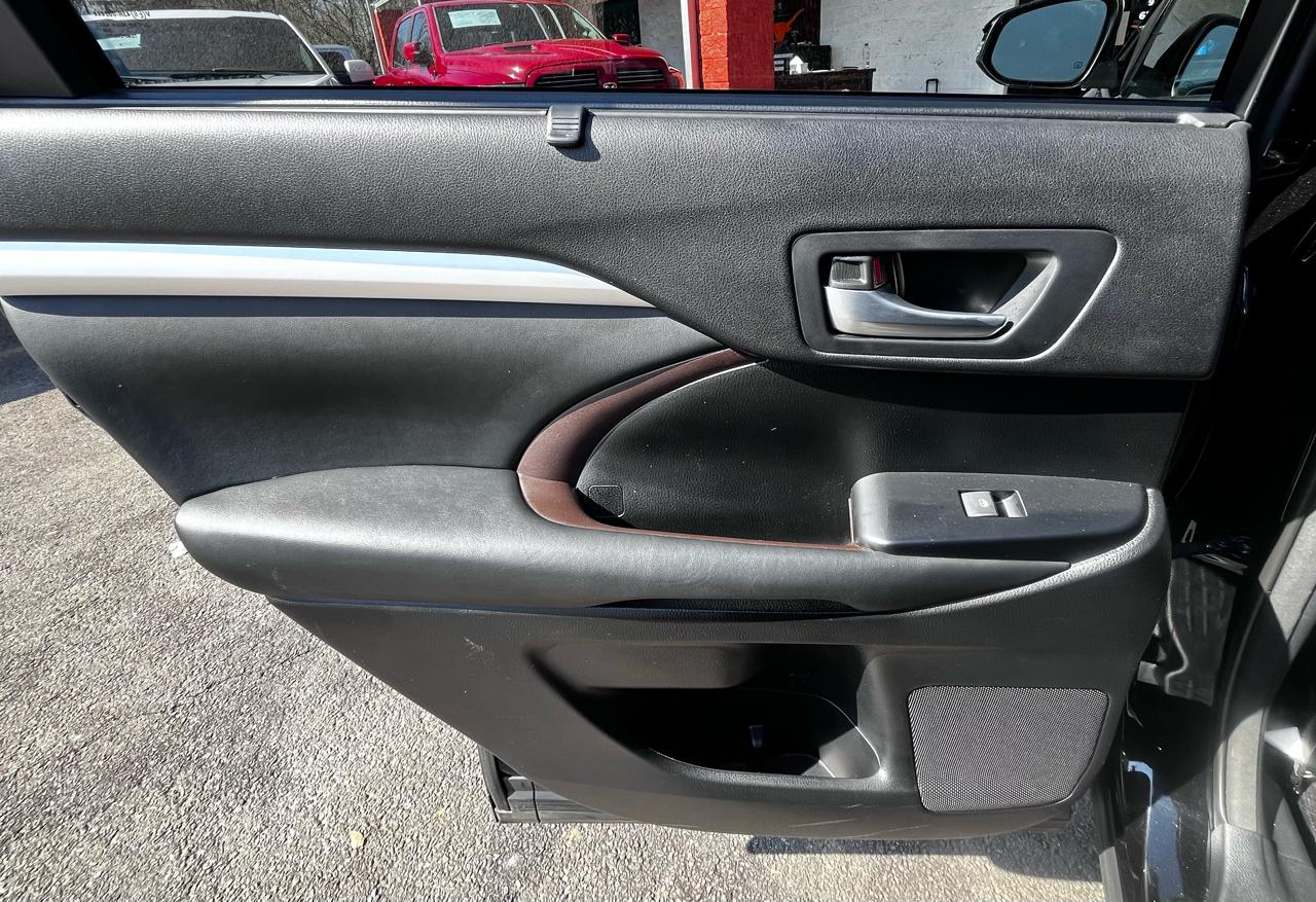 Toyota Highlander FWD 4dr V6 XLE (Natl) 2015