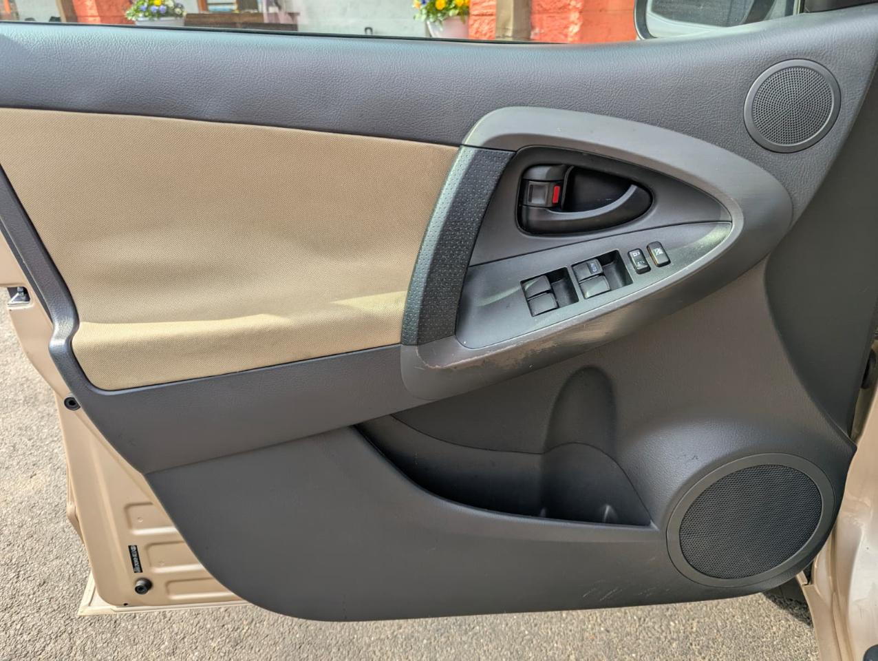 Toyota RAV4 4WD 4dr I4 (Natl) 2012