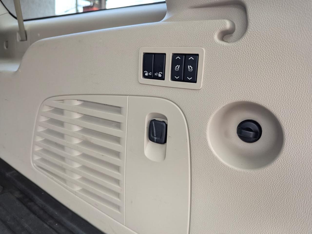 Cadillac Escalade ESV 4WD 4dr Premium Luxury 2017