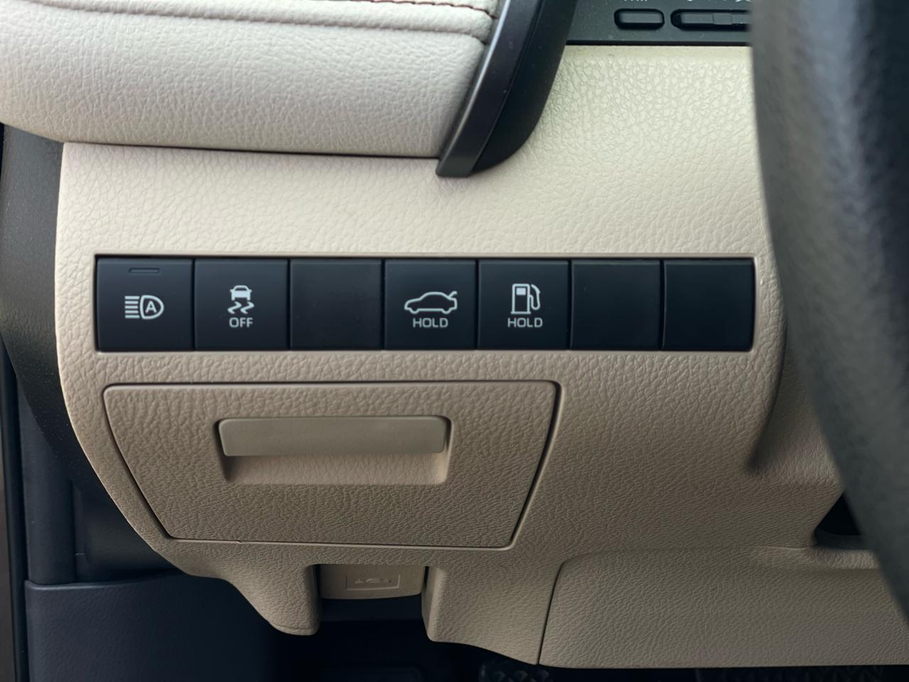 Toyota Camry L Auto (Natl) 2019