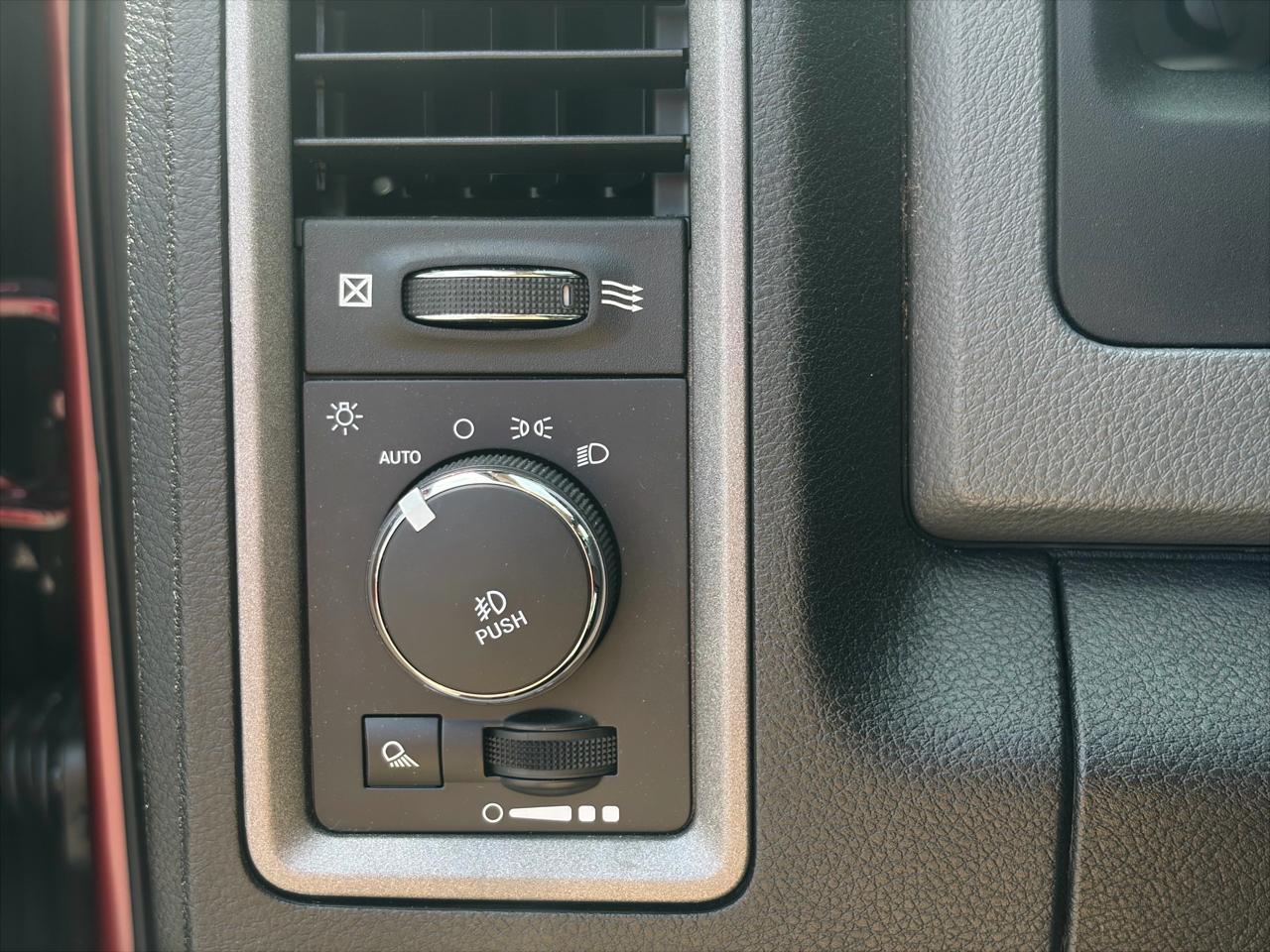 RAM 1500 Classic Express 4x2 Crew Cab 5'7" Box 2019
