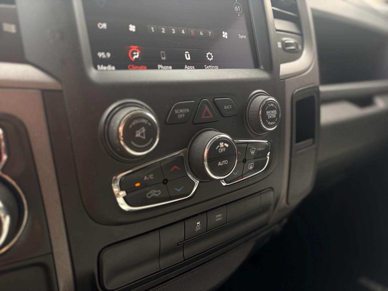 RAM 1500 Classic Express 4x2 Crew Cab 5'7" Box 2019