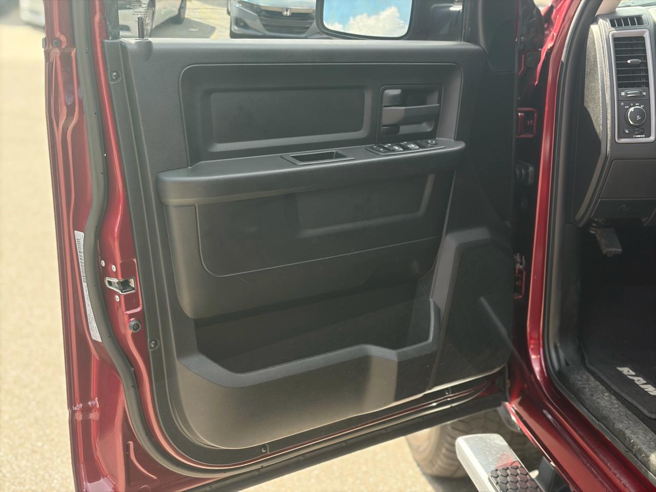 RAM 1500 Classic Express 4x2 Crew Cab 5'7" Box 2019