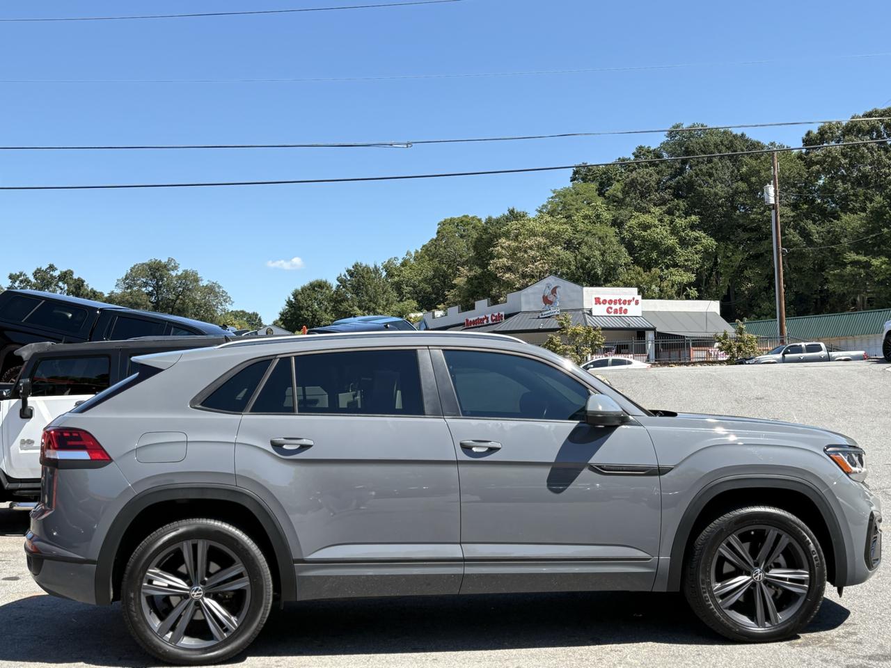Volkswagen Atlas Cross Sport 3.6L V6 SE w/Technology R-Line FWD 2021
