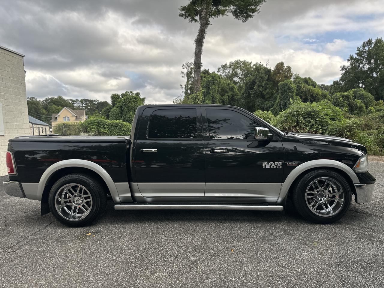 RAM 1500 4WD Crew Cab 140.5" Laramie 2015