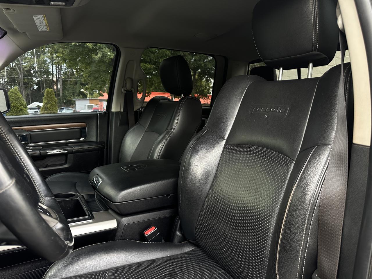 RAM 1500 4WD Crew Cab 140.5" Laramie 2015
