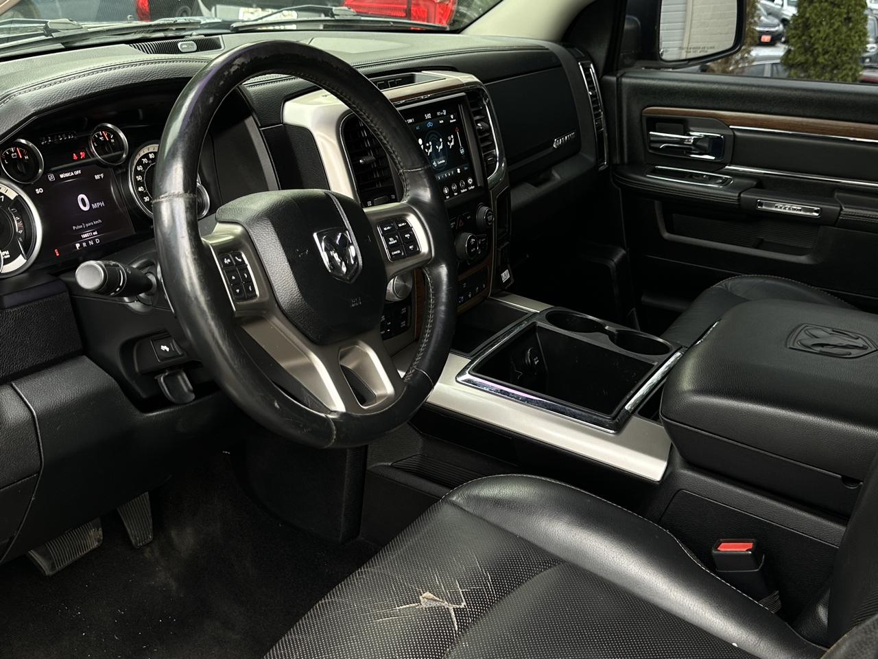 RAM 1500 4WD Crew Cab 140.5" Laramie 2015