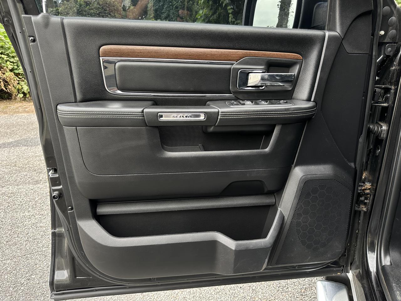 RAM 1500 4WD Crew Cab 140.5" Laramie 2015