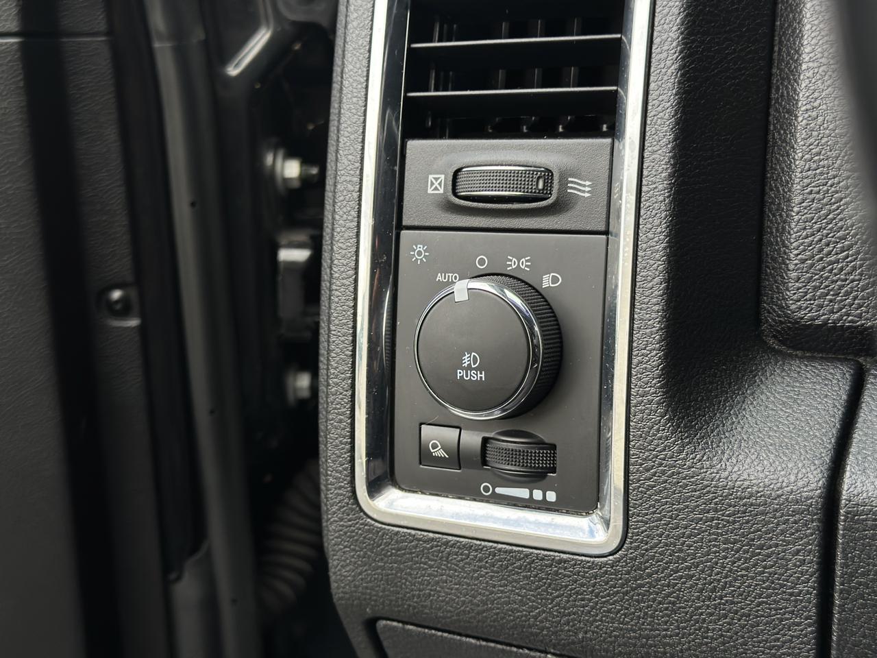 RAM 1500 4WD Crew Cab 140.5" Laramie 2015