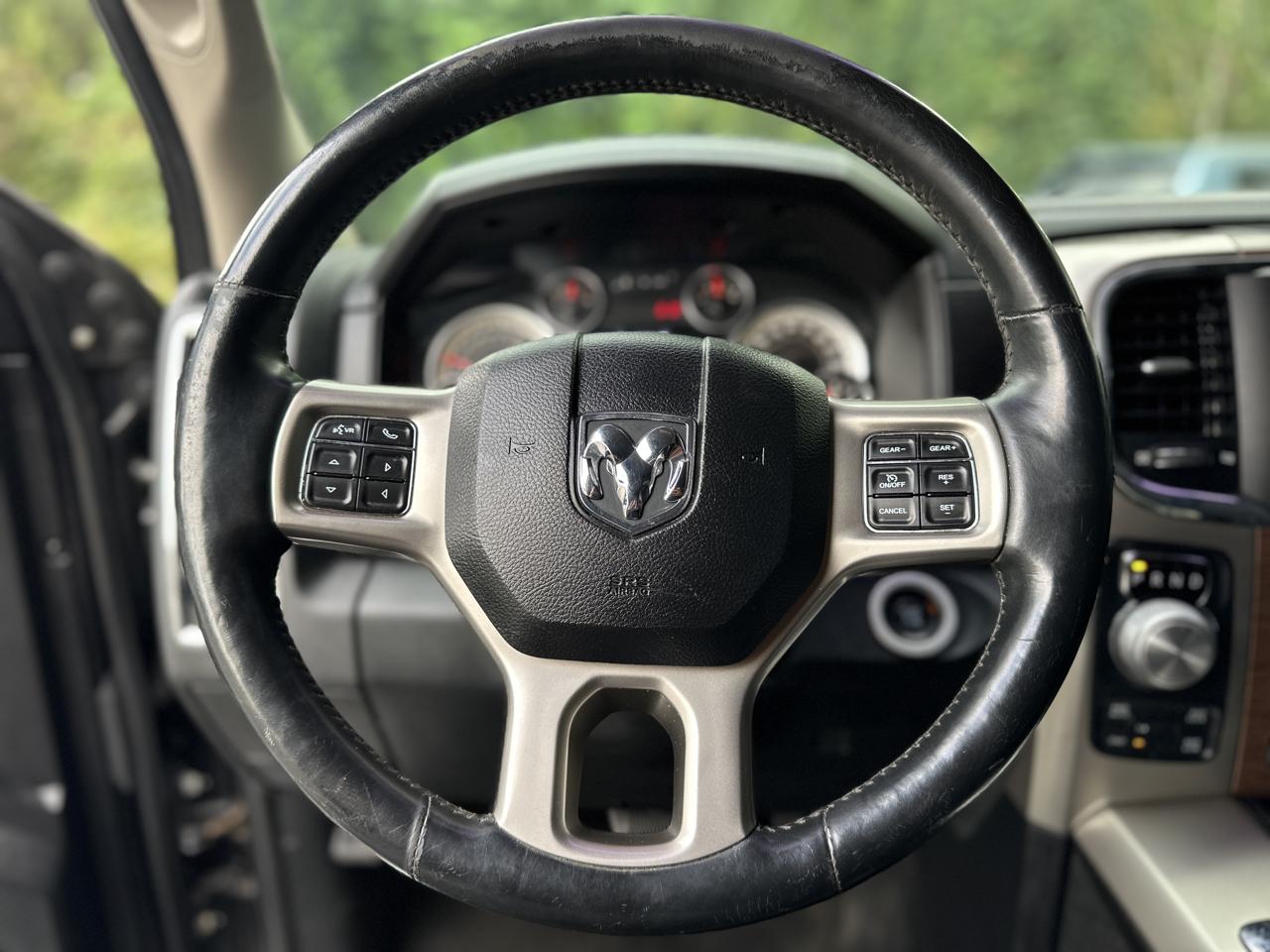 RAM 1500 4WD Crew Cab 140.5" Laramie 2015