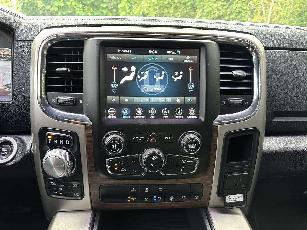 RAM 1500 4WD Crew Cab 140.5" Laramie 2015