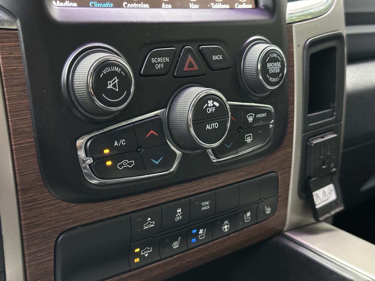 RAM 1500 4WD Crew Cab 140.5" Laramie 2015