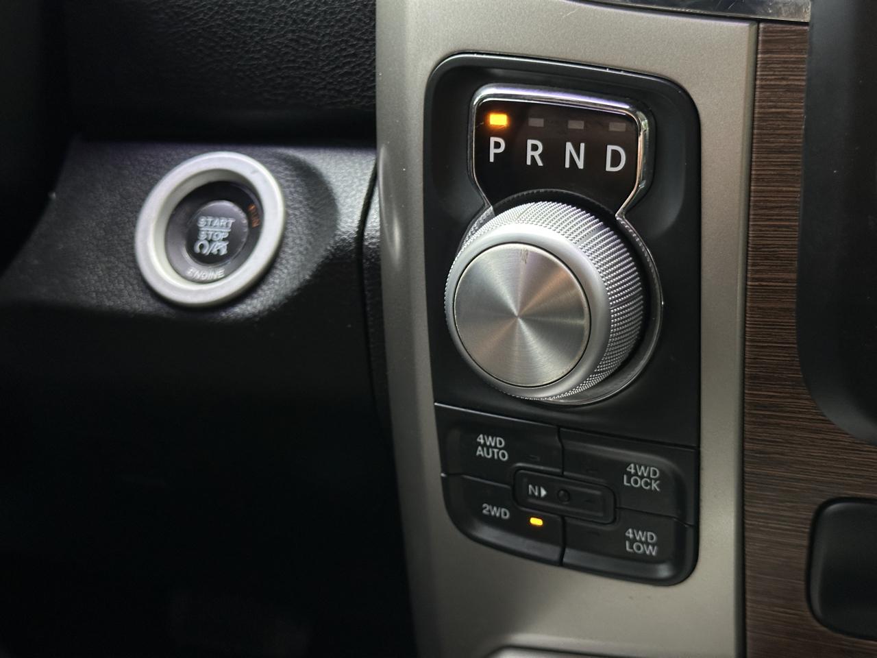 RAM 1500 4WD Crew Cab 140.5" Laramie 2015
