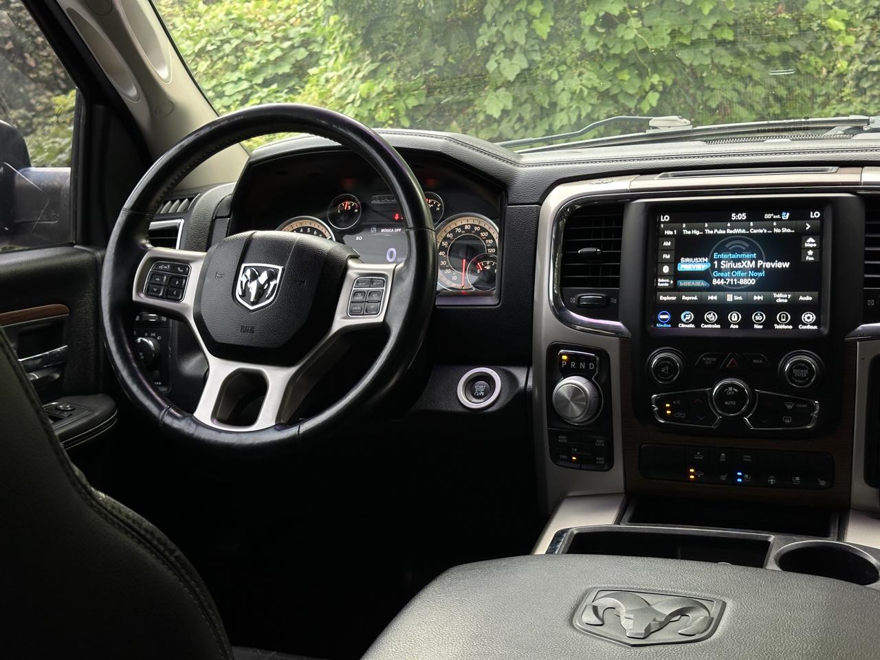 RAM 1500 4WD Crew Cab 140.5" Laramie 2015