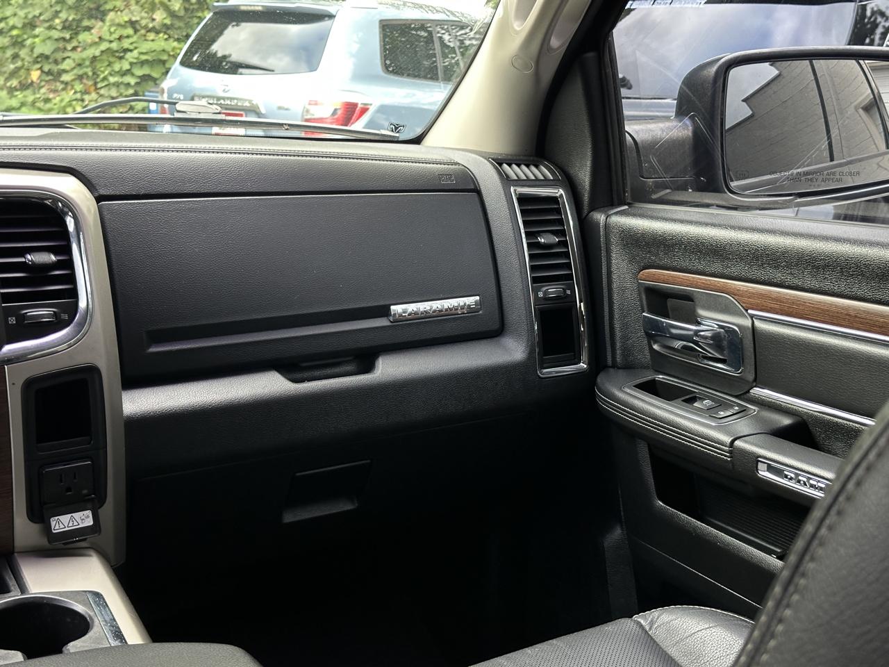 RAM 1500 4WD Crew Cab 140.5" Laramie 2015