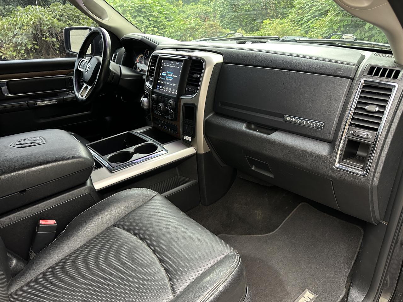 RAM 1500 4WD Crew Cab 140.5" Laramie 2015