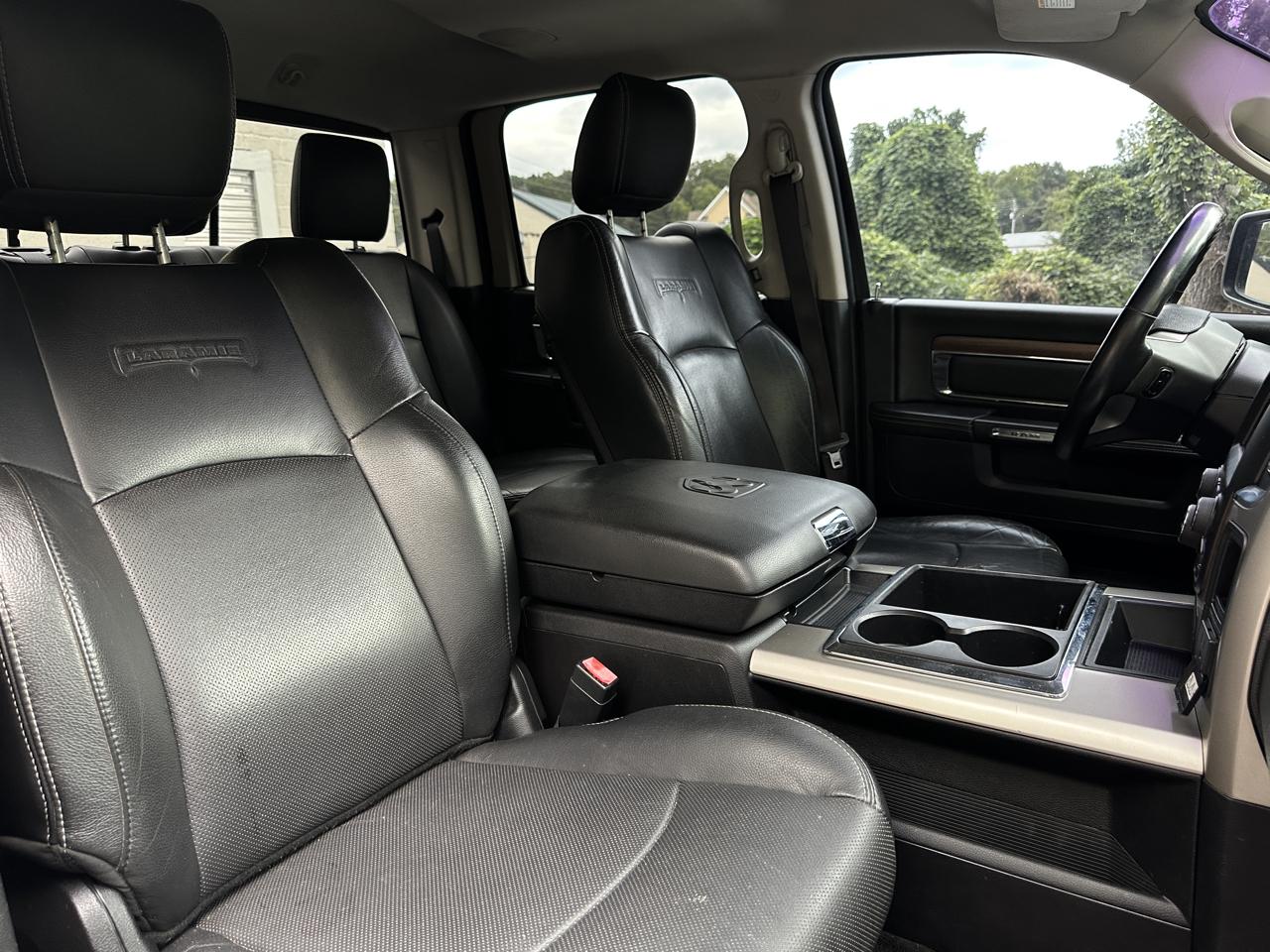RAM 1500 4WD Crew Cab 140.5" Laramie 2015