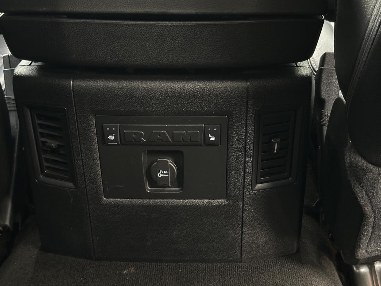 RAM 1500 4WD Crew Cab 140.5" Laramie 2015
