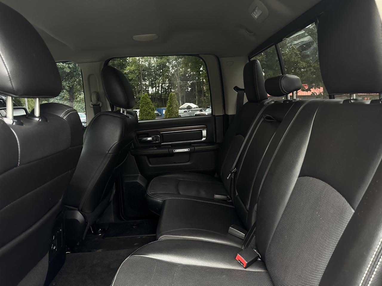 RAM 1500 4WD Crew Cab 140.5" Laramie 2015