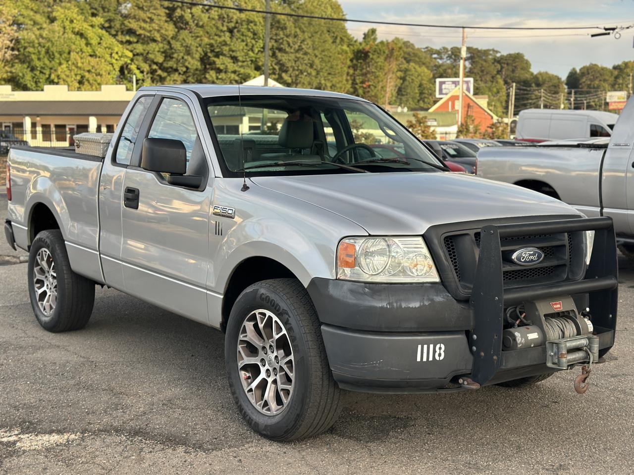 Ford F-150 Reg Cab 126" XLT 4WD 2005