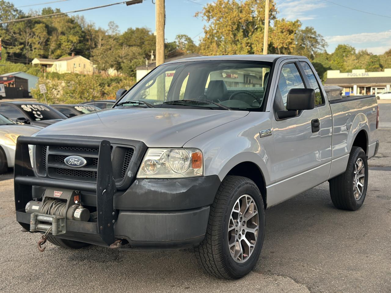 Ford F-150 Reg Cab 126" XLT 4WD 2005