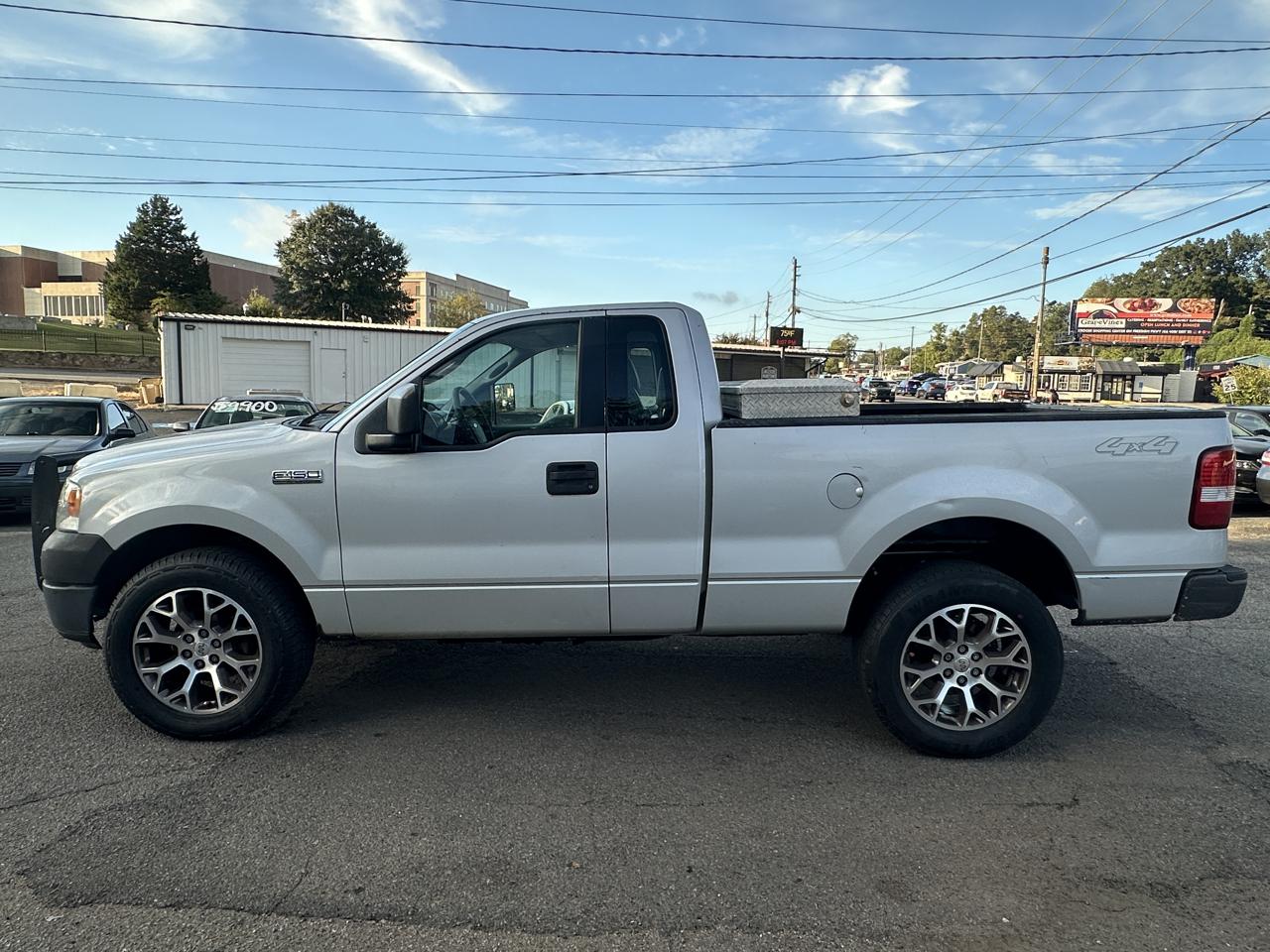 Ford F-150 Reg Cab 126" XLT 4WD 2005