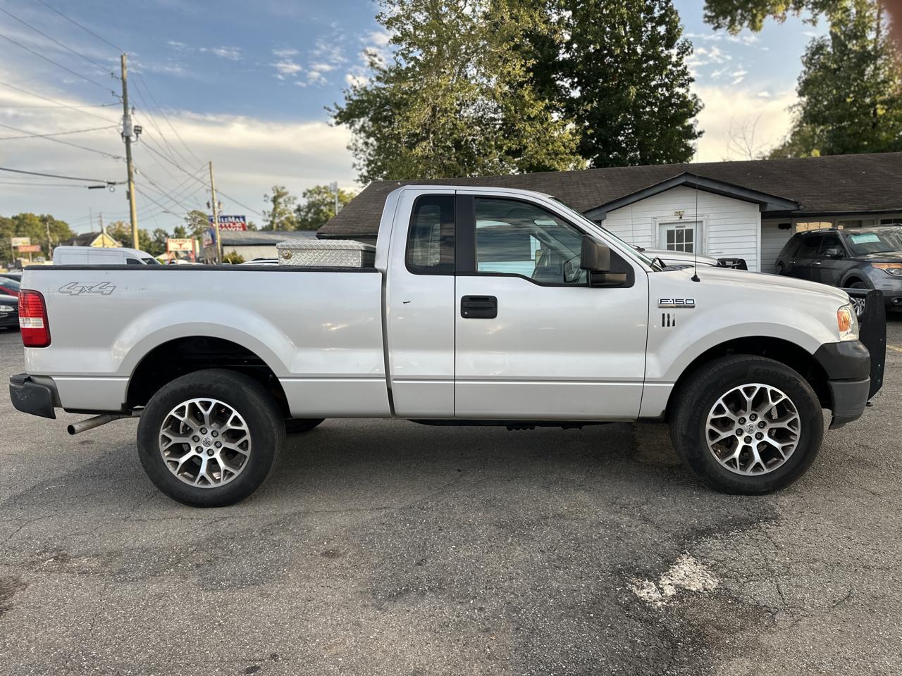 Ford F-150 Reg Cab 126" XLT 4WD 2005
