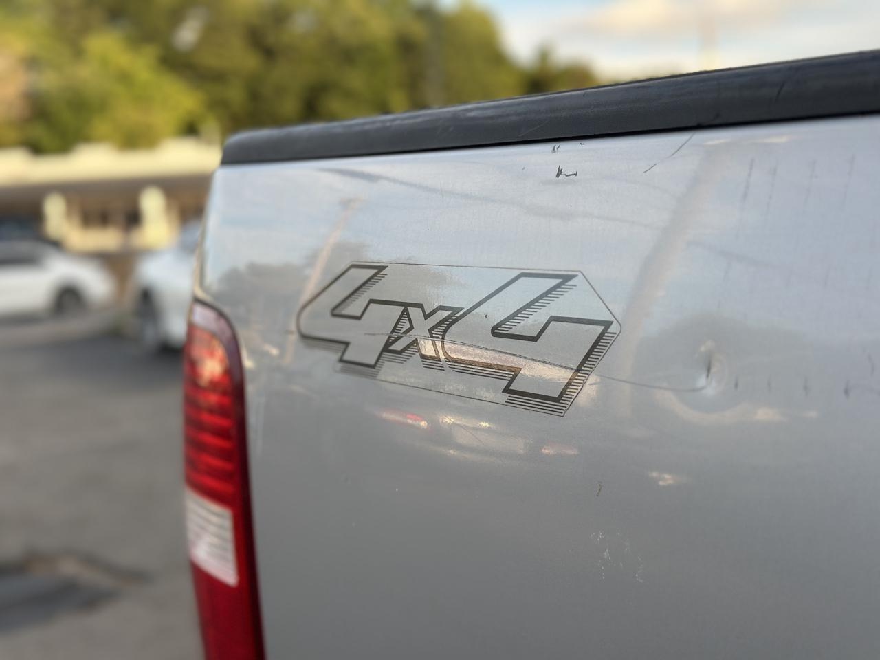Ford F-150 Reg Cab 126" XLT 4WD 2005
